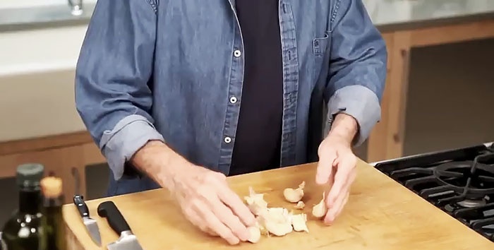 Cómo pelar y picar ajo rápidamente: el consejo del chef