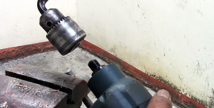 Sådan udskiftes en slidt borepatron med en ny på en boremaskine
