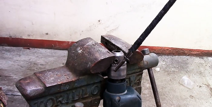 Hoe een versleten boorkop te vervangen door een nieuwe op een boormachine