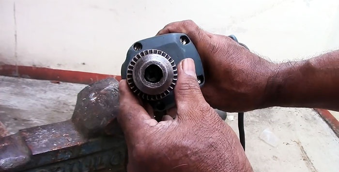 Hoe een versleten boorkop te vervangen door een nieuwe op een boormachine