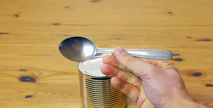 Cum se deschide o cutie de conserve cu o lingură