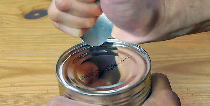 Hvordan åpne en blikkboks med en skje