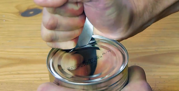Come aprire un barattolo di latta con un cucchiaio