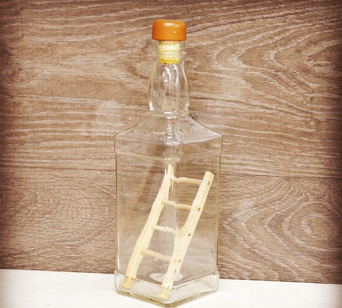 Ako dať rebrík do fľaše
