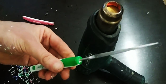 Cara membuat pemegang yang selesa dari berus gigi menggunakan fail jarum