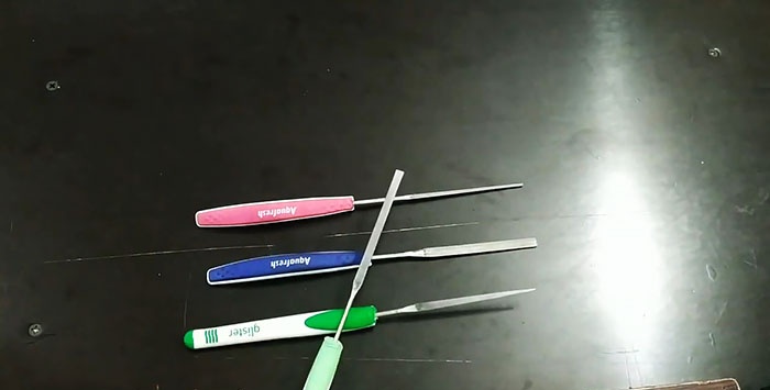 Paano gumawa ng mga kumportableng hawakan mula sa mga toothbrush para sa mga file ng karayom