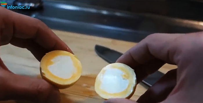 Slik koker du et egg med eggeplommen vendt ut
