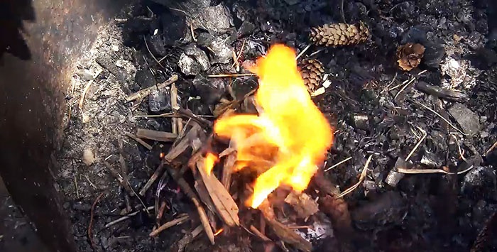 كيفية إشعال النار باستخدام كيس من البلاستيك
