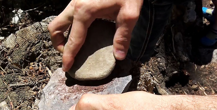 So entfachen Sie mit einer Plastiktüte ein Feuer