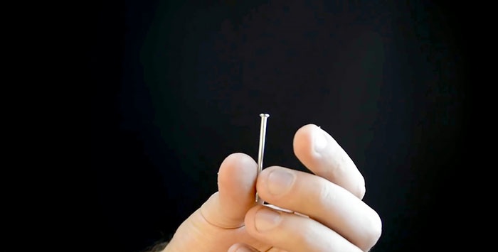 Hvordan klippe en spiker med en tresag uten å skade tennene