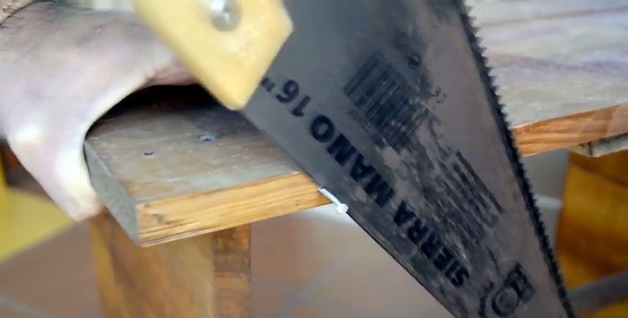 Πώς να κόψετε ένα καρφί με πριόνι ξύλου χωρίς να καταστρέψετε τα δόντια