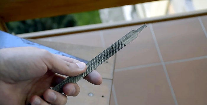Cara memotong paku dengan gergaji kayu tanpa merosakkan gigi