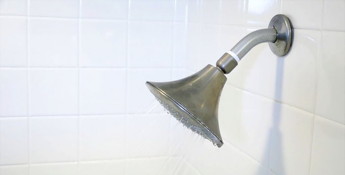 Ako rýchlo a jednoducho vyčistiť sprchovú hlavicu sami