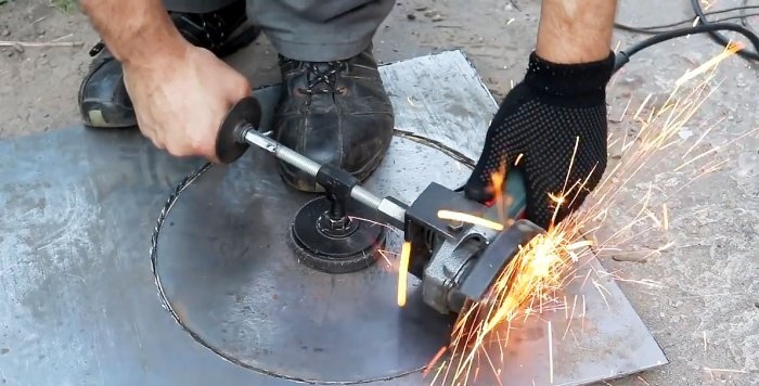 Aftagelig anordning til at skære cirkler i metalplade ved hjælp af en slibemaskine