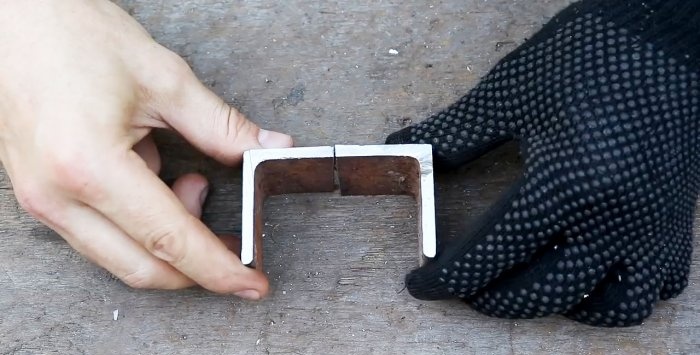 Aftagelig anordning til at skære cirkler i metalplade ved hjælp af en slibemaskine