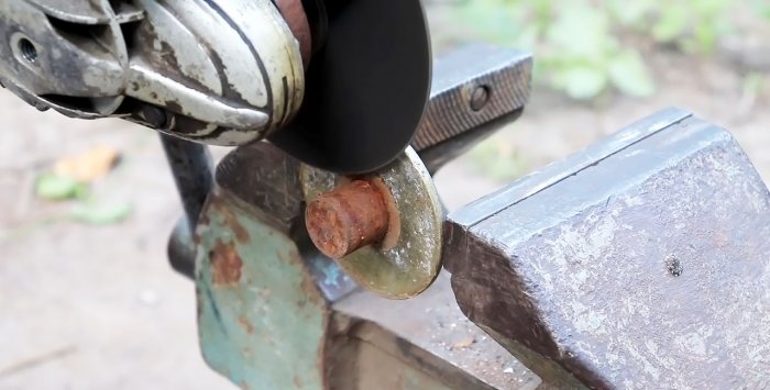 Nuimamas įtaisas apskritimams pjaustyti lakštiniame metale naudojant šlifuoklį