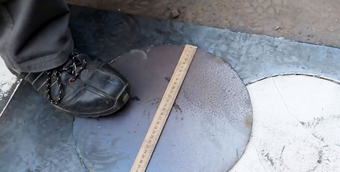 Removable device for cutting circles in sheet metal using a grinder