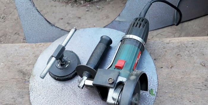 Removable device for cutting circles in sheet metal using a grinder