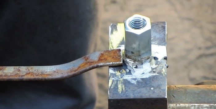 Nuimamas įtaisas apskritimams pjaustyti lakštiniame metale naudojant šlifuoklį