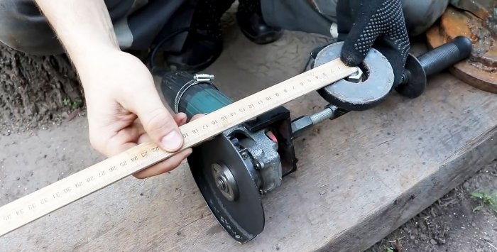 Afneembaar apparaat voor het snijden van cirkels in plaatstaal met behulp van een slijpmachine