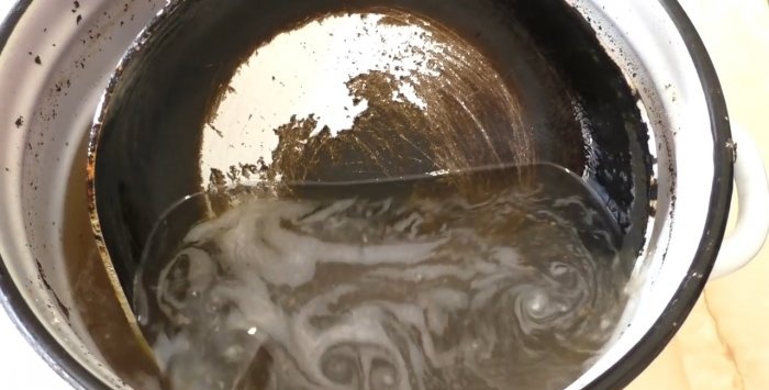 Ako vyčistiť veľmi špinavú panvicu bez väčšej námahy