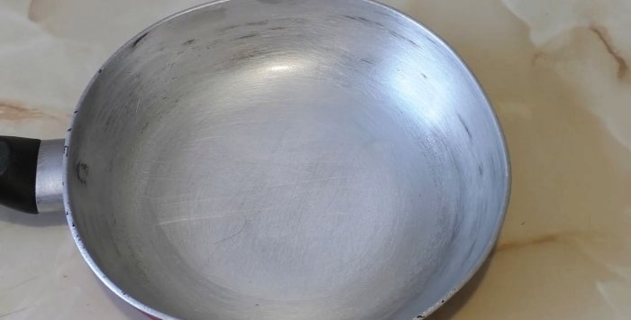 Πώς να καθαρίσετε ένα πολύ βρώμικο τηγάνι χωρίς επιπλέον προσπάθεια