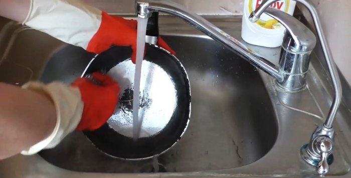 Hoe maak je een erg vuile koekenpan schoon zonder extra moeite?