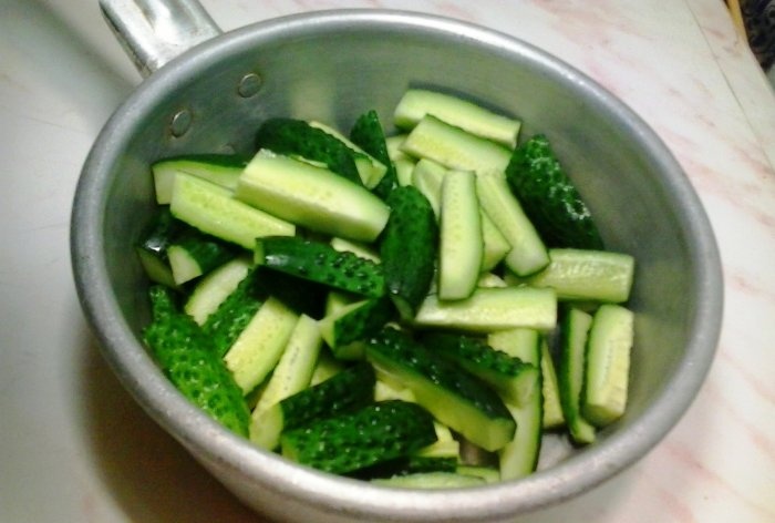 Licht gezouten komkommers in 15 minuten
