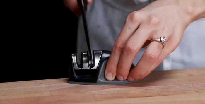 3 pigiausi būdai pagaląsti virtuvinį peilį