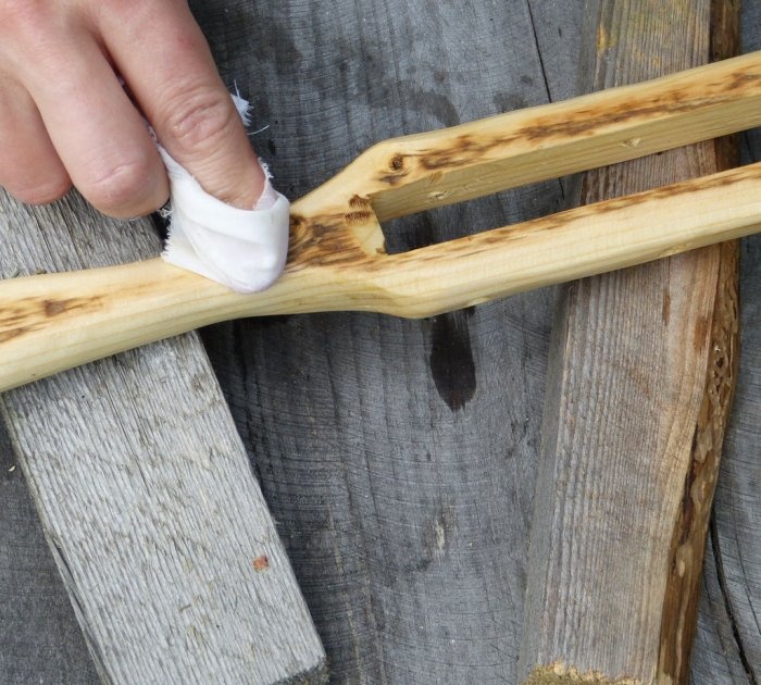 En hjemmelaget børste laget av resirkulerte materialer som ikke lar rusk feste seg til den.