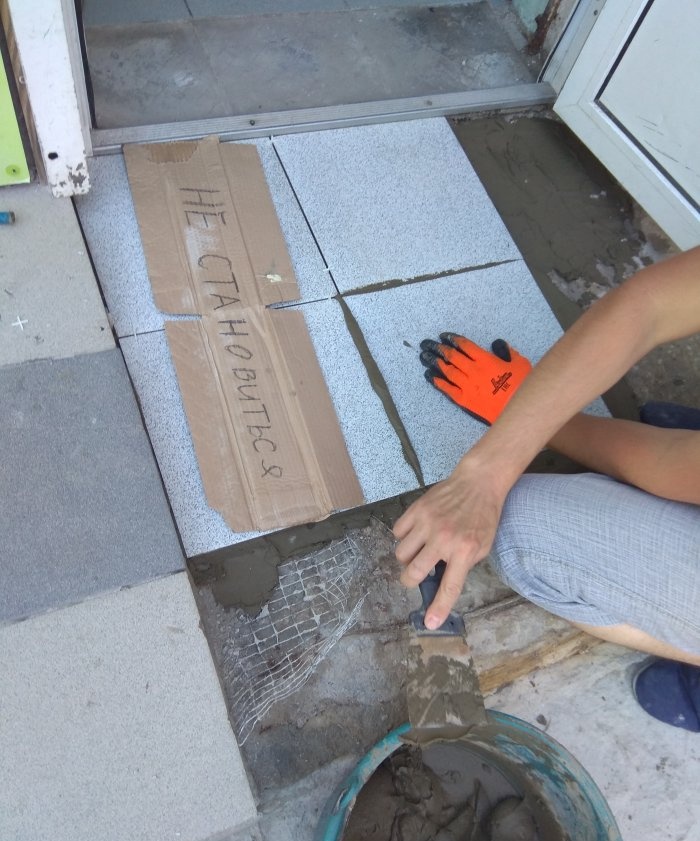 Enlèvement d'anciens carrelages et pose de nouveaux carrelages sur les marches du seuil