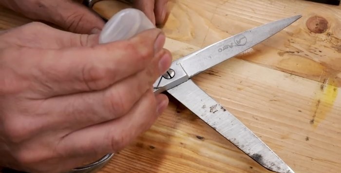 How professionals sharpen and maintain scissors