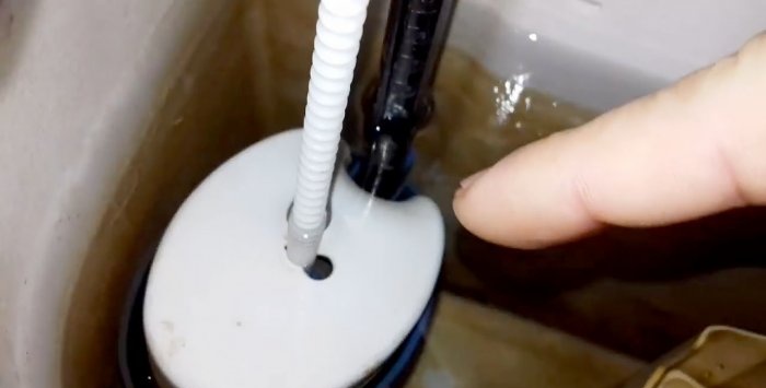 Uma maneira rápida e fácil de consertar um vazamento na cisterna do banheiro