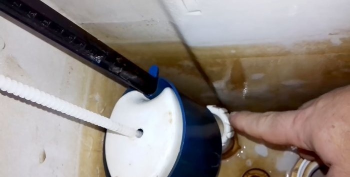 Ātrs un 100 veids, kā salabot noplūdušu tualetes cisternu