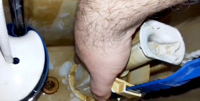 Uma maneira rápida e fácil de consertar um vazamento na cisterna do banheiro