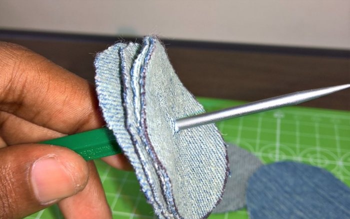 Cómo hacer una rueda para pulir con jeans viejos sin costo