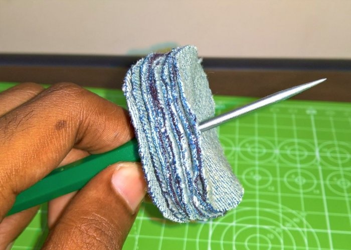 Cómo hacer una rueda para pulir con jeans viejos sin costo