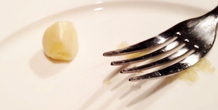 Non uso più lo spremiaglio: un trucco utile per tritare l'aglio