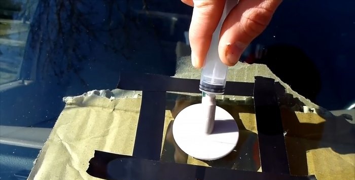 Eenvoudige reparatie van een chip op de voorruit van een auto