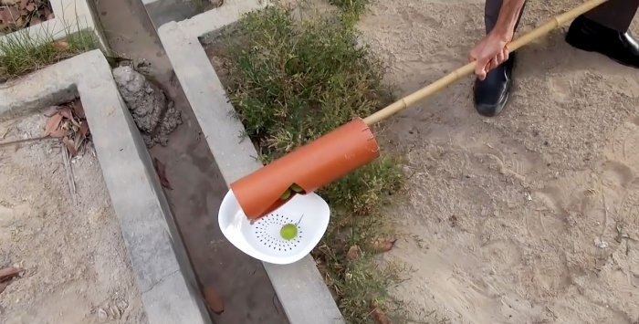 Một thiết bị đơn giản để hái trái cây từ độ cao từ ống nhựa PVC