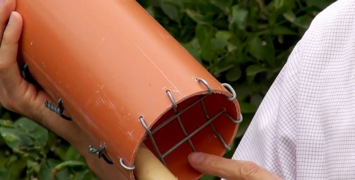 En enkel anordning för att plocka frukt från en höjd från ett PVC-rör