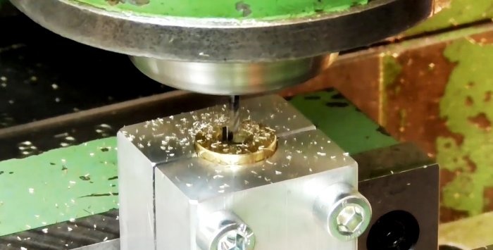 Cum să transformi un șurub într-o încuietoare cu combinație