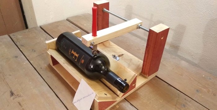 Apparat til at skære flasker af enhver diameter og længde
