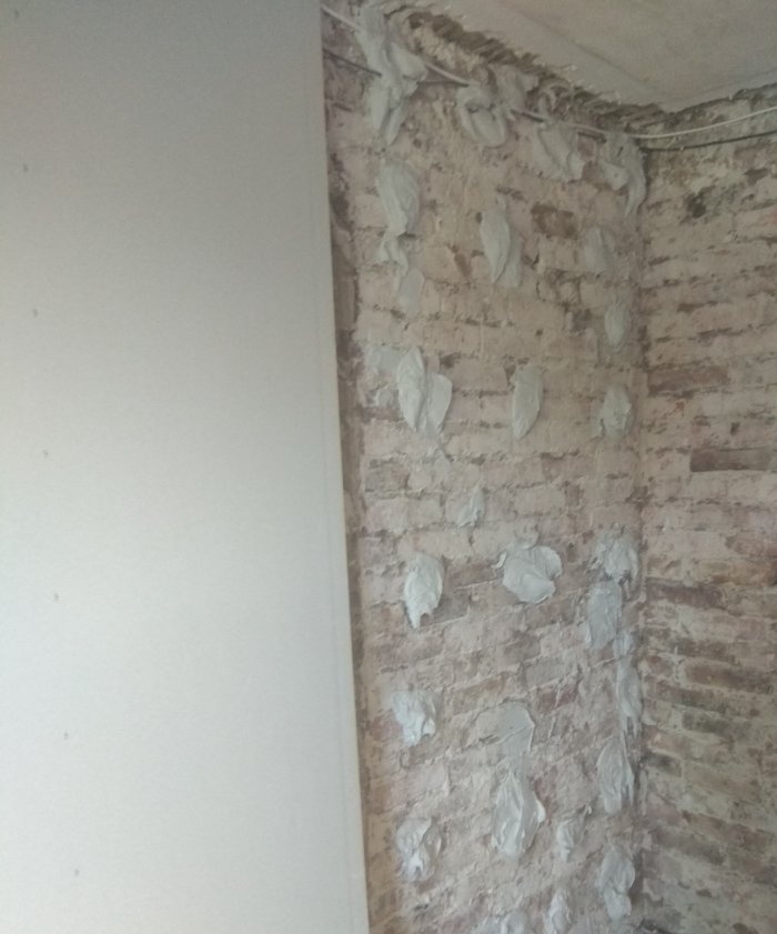 Nivelamento e acabamento de paredes com gesso cartonado