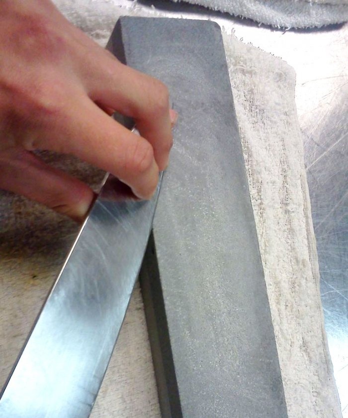 Bagaimana untuk membaiki pisau dapur dengan hujung yang patah