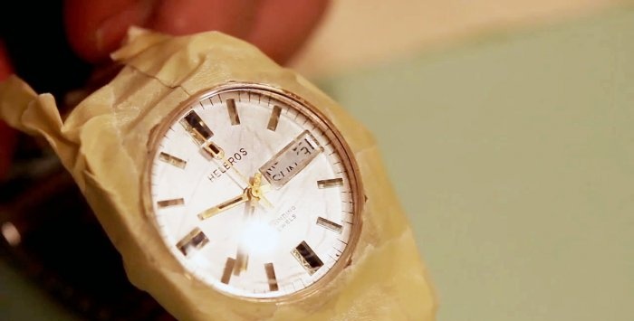 Как да полираме надраскано или износено стъкло на часовник