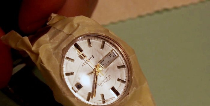 Cara menggilap kaca jam tangan yang tercalar atau haus