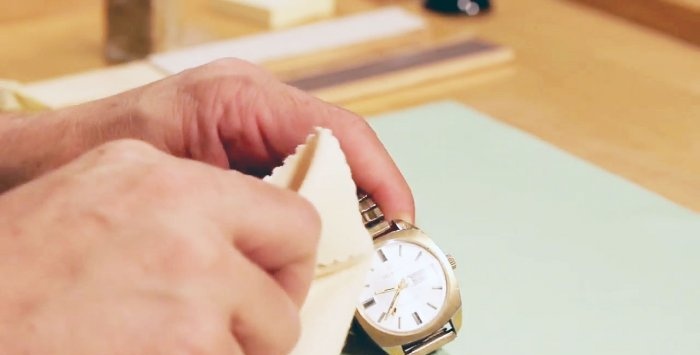 Cómo pulir un cristal de reloj rayado o desgastado