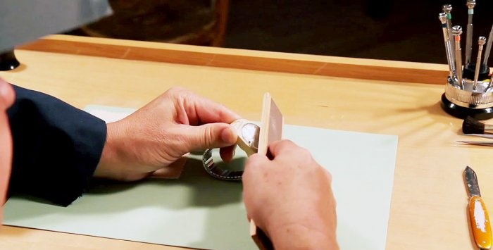Jak vyleštit poškrábané nebo opotřebované sklíčko hodinek