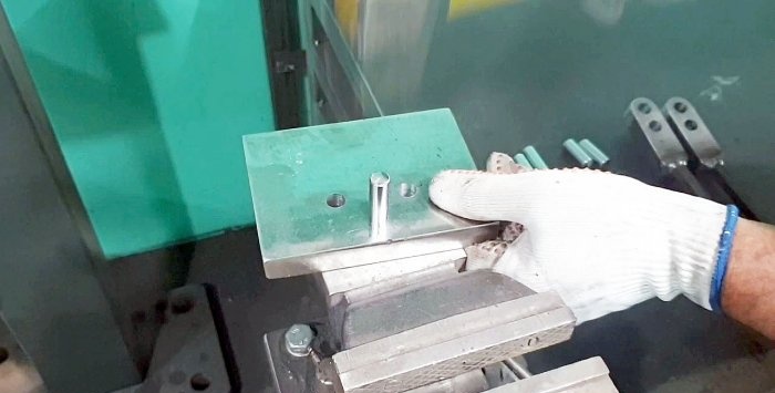 Máquina manual casera para doblar eslabones de cadena.